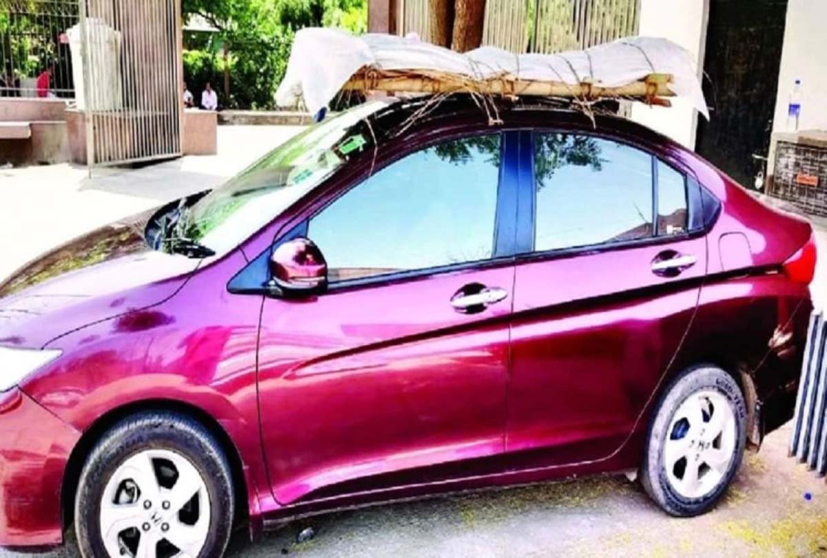 एम्बुलेन्स छैन : कारको छतमा बाबुको शव