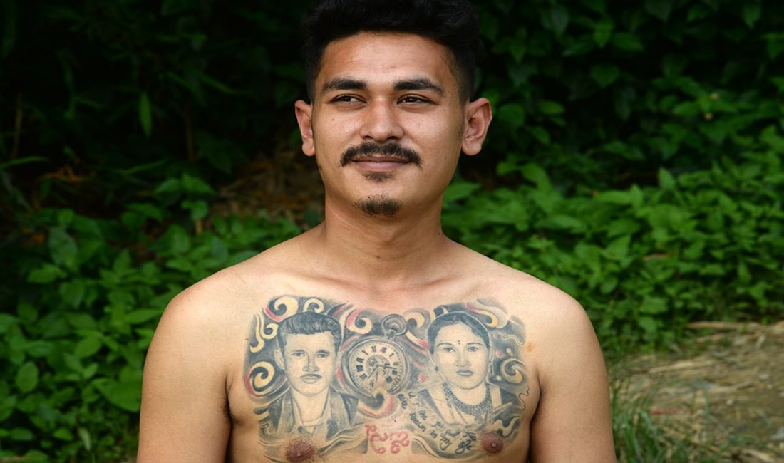 जसले आफ्नै बुवाआमाको ट्याटु छातीमा बनाउन लगाए