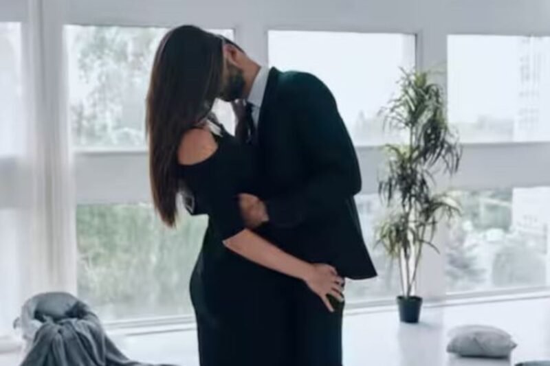 जब चोर्न आएका चोरले मालिक्नीलाई \’किस\’ गरेर भागे, महिला पुगिन प्रहरीकाेमा