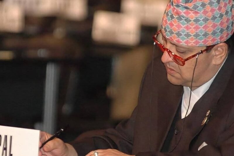 कविता : काेसिस गर्दै गर…