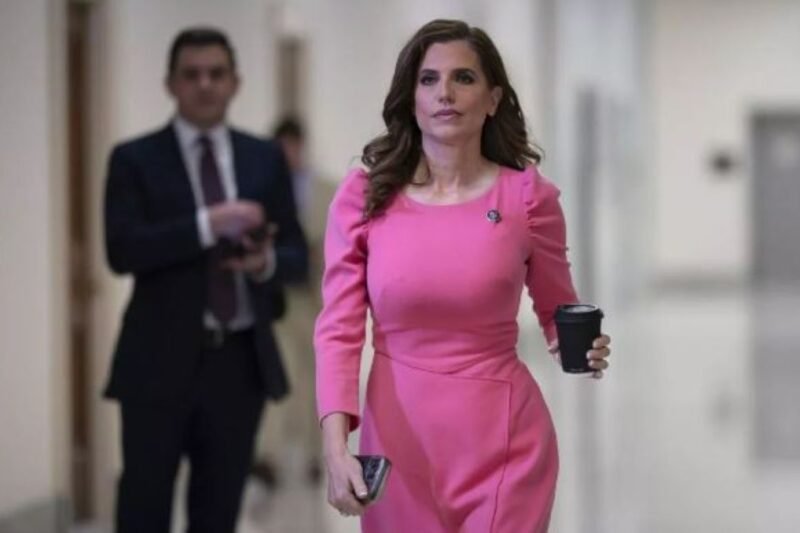 जब अमेरिकी महिला सांसदले बैठकमा आफ्नो न ग्न तस्विर देखाइन्…